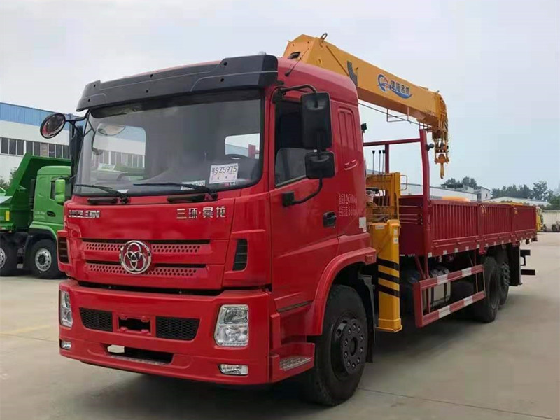 國六三環(huán)昊龍?zhí)嵘龢虺S12噸吊機(jī)